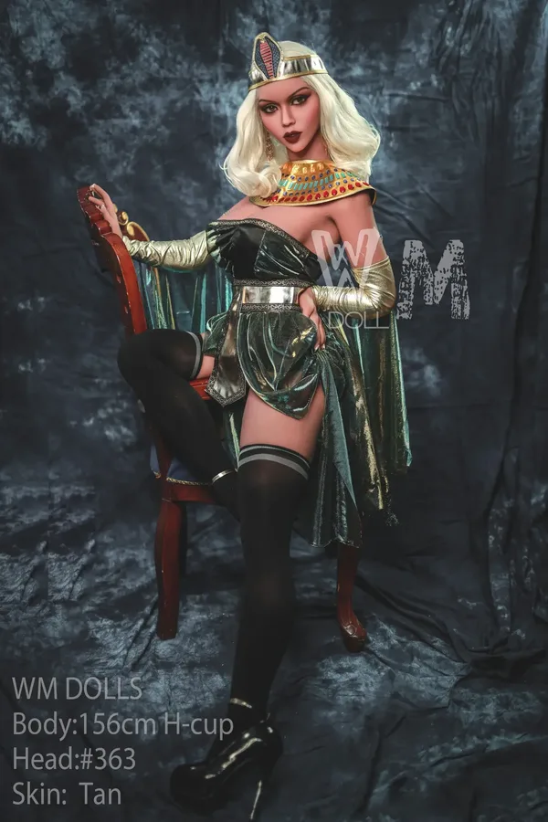 WM 156cm H - Nefertiti