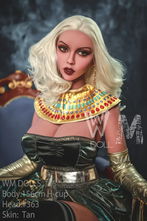 WM 156cm H - Nefertiti